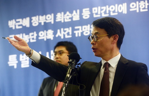 ▲ 박근혜 정부의 최순실 등 민간인에 의한 국정농단 의혹 사건 규명을 위한 특별검사의 수사기간 만료일인 지난 2017년 2월28일, 박영수 특검팀의 대변인인 이규철 특검보가 서울 강남구 대치동 특검 기자실에서 마지막 정례 브리핑을 하며 질문을 받고 있는 모습. <사진제공=뉴시스>