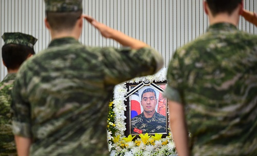 ▲ 지난 7월 20일 오후 경북 포항시 해병대 1사단 내 김대식 관에 마련된 고 채수근 상병 빈소에서 해병들이 고인을 추모하고 있는 모습. <사진제공=뉴시스>
