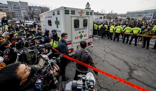 ▲ 이재명 더불어민주당 대표가 탄 구급차가 2일 서울 종로구 서울대병원으로 들어오고 있는 모습. 이 대표는 이날 오전 부산 가덕신공항 건설 예정지 현장방문 도중 흉기 피습 당했다. <사진제공=뉴시스>