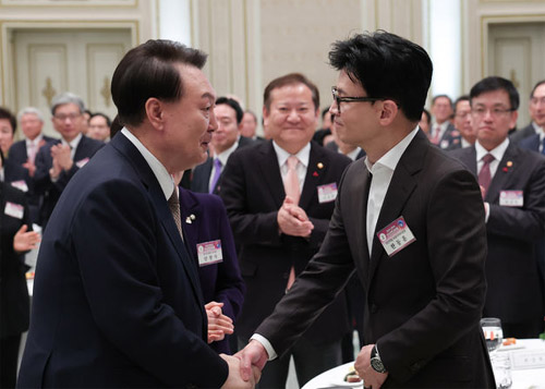 ▲ 윤석열 대통령이 3일 청와대 영빈관에서 열린 2024년 신년인사회에 앞서 한동훈 국민의힘 비상대책위원장과 악수하고 있다. <사진=대통령실 제공, 뉴시스>