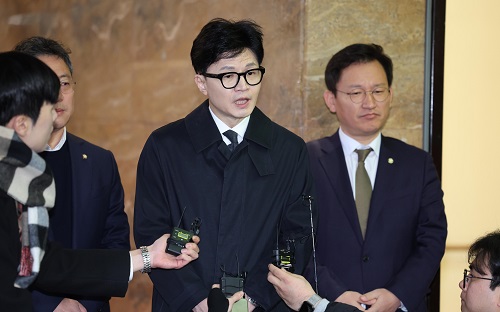 ▲ 한동훈 국민의힘 비상대책위원장이 22일 오전 서울 여의도 국회로 출근하며 취재진의 질문에 답변하고 있는 모습. <사진제공=뉴시스>