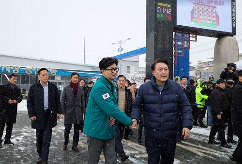 ▲ 윤석열 대통령이 23일 오후 충남 서천군 서천수산물특화시장 화재 현장을 찾아 피해 상황을 점검하기 앞서 한동훈 국민의힘 비상대책위원장을 만나 악수하며 이동하고 있다. <사진제공=뉴시스>