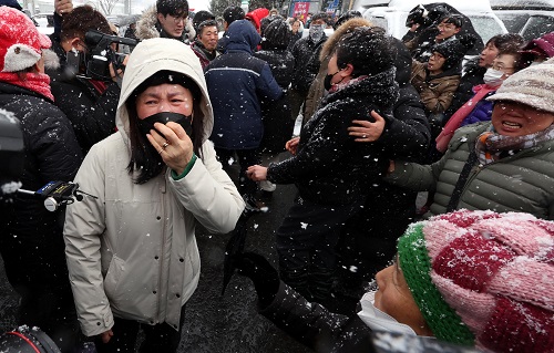 ▲ 23일 오후 충남 서천군 서천수산물특화시장 화재 현장에서 피해 상인들이 윤석열 대통령과의 면담을 요구하고 있는 모습. <사진제공=뉴시스>