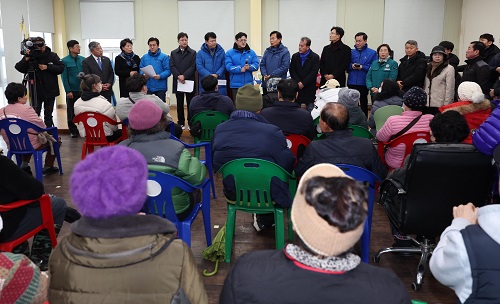 ▲ 홍익표 더불어민주당 원내대표가 23일 오후 충남 서천군 서천수산물특화시장 화재 현장을 찾아 피해 상인들을 위로하고 있는 모습. <사진제공=뉴시스>