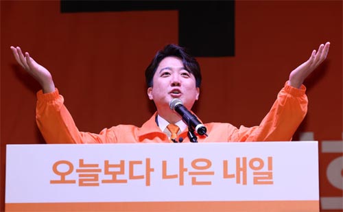 ▲ 이준석 개혁신당 대표가 지난 1월 20일 오후 서울 영등포구 국회의원회관에서 열린 개혁신당 중앙당 창당대회에서 대표자 수락연설을 하고 있는 모습. <사진제공=뉴시스>