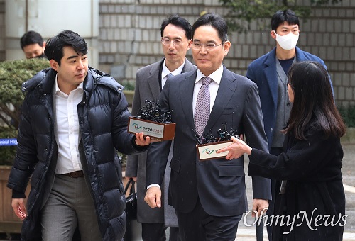 ▲ 삼성물산과 제일모직 합병 과정에 부당하게 개입한 혐의로 기소된 이재용 삼성전자 회장이 2월 5일 서울중앙지방법원에서 열린 1심 선고 공판에 출석하고 있다. ©오마이뉴스