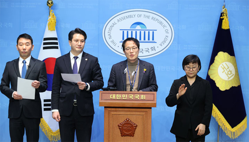 ▲ 박주민 더불어민주당 해병대원 사망사건 진상규명 TF 단장이 7일 오전 서울 여의도 국회 소통관에서 열린 이종섭 전 장관 호주 대사 임명 관련 규탄 기자회견에서 발언을 하고 있다. 왼쪽부터 김용민, 전용기 의원. <사진제공=뉴시스>