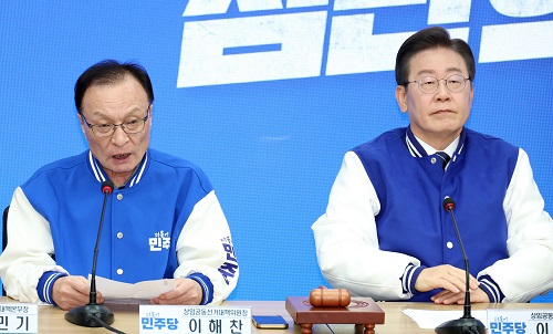 ▲ 이해찬 더불어민주당 상임공동선거대책위원장이 지난 18일 오전 서울 영등포구 중앙당사에서 열린 제3차 중앙선거대책회의에서 발언을 하고 있는 모습. 오른쪽은 이재명 상임공동선거대책위원장. <사진제공=뉴시스>