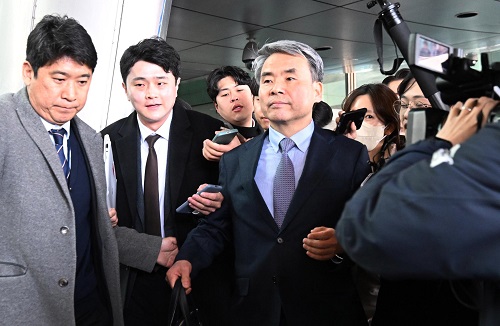 ▲ 이종섭 주호주 대사가 지난 21일 오전 인천국제공항을 통해 귀국해 차량으로 향하고 있는 모습. <사진제공=뉴시스>