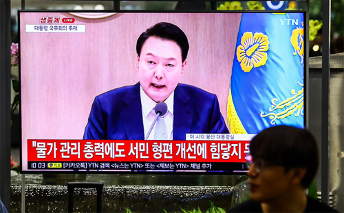 ▲ 16일 인천국제공항 제1여객터미널 대합실에서 윤석열 대통령 주재 국무회의가 생중계되고 있다. <사진제공=뉴시스>