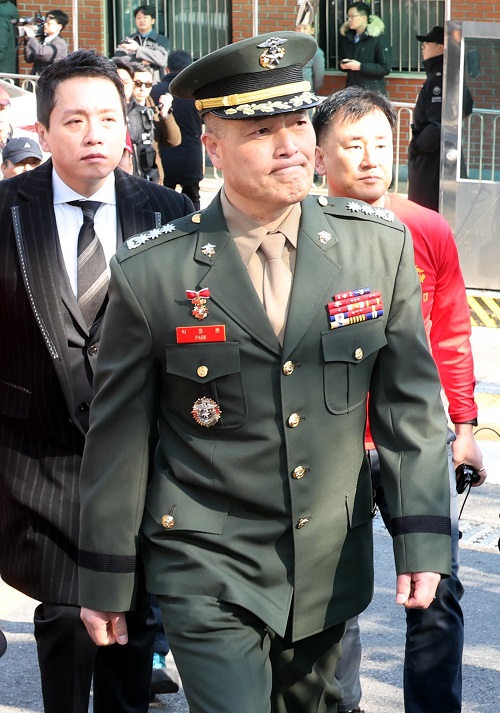 ▲ 박정훈 전 해병대 수사단장(대령)이 지난 3월 21일 오전 서울 용산구 중앙지역군사법원에서 열리는 3차 공판에 출석하고 있는 모습. 박 대령은 해병대 채 상병 순직사건 수사 이첩 관련 항명 및 상관명예훼손 혐의로 기소된 상태다. <사진제공=뉴시스>