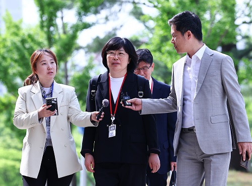 ▲ 유재은 국방부 법무관리관이 29일 경기 과천시 정부과천청사 공수처에서 채 상병 사망사건 수사 외압 사건 피의자 조사에 출석하고 있는 모습. <사진제공=뉴시스>