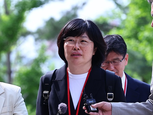 ▲ 유재은 국방부 법무관리관이 지난 4월29일 경기 과천시 정부과천청사 공수처에서 채 상병 사망사건 수사 외압 사건 피의자 조사에 출석하고 있는 모습. <사진제공=뉴시스>