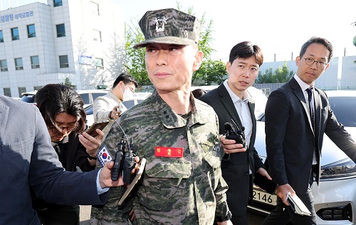 ▲ 임성근 전 해병대 1사단장이 지난 14일 오전 경북 경산시 경북경찰청 형사기동대에서 ‘해병대 채 상병 순직 사건’ 관련 피의자 신분으로 22시간의 밤샘 조사를 받은 뒤 차량으로 이동하고 있는 모습. <사진제공=뉴시스>