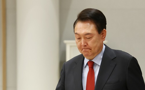 ▲ 윤석열 대통령이 21일 서울 용산 대통령실 청사에서 열린 주한대사 신임장 제정식에 입장하고 있는 모습. <사진제공=뉴시스>