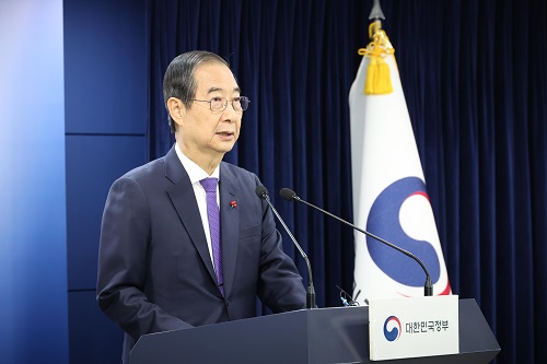 ▲ 한덕수 대통령 권한대행 국무총리가 26일 서울 정부서울청사 합동브리핑실에서 대국민담화를 하고 있는 모습. <사진제공=뉴시스>