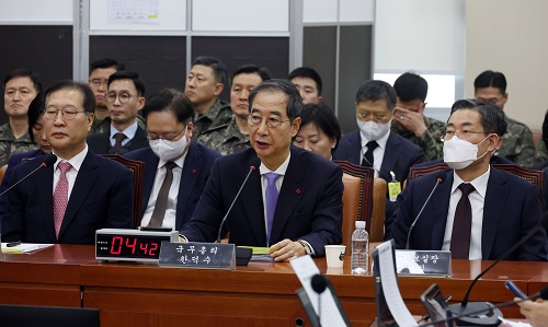 ▲ 한덕수 국무총리가 22일 서울 여의도 국회에서 열린 제421회 국회(임시회) 윤석열 정부의 비상계엄 선포를 통한 내란 혐의 진상규명 국정조사특별위원회 제5차 전체회의 1차 청문회에서 의원 질의에 답하고 있는 모습. <사진제공=뉴시스>