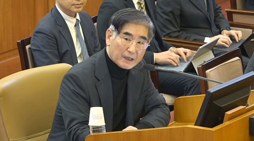 ▲ 김용현 전 국방부장관이 23일 서울 종로구 헌법재판소에서 열린 대통령 탄핵심판 4차 변론기일에 증인으로 출석해 질문에 답변하고 있는 모습. <사진=헌법재판소 제공/뉴시스>