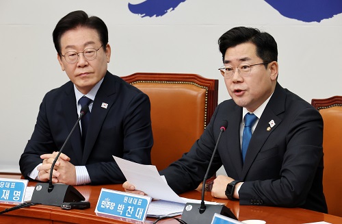 ▲ 박찬대(오른쪽) 더불어민주당 원내대표가 3일 오전 서울 여의도 국회에서 열린 최고위원회의에서 발언하고 있다. 왼쪽은 이재명 대표. <사진제공=뉴시스>