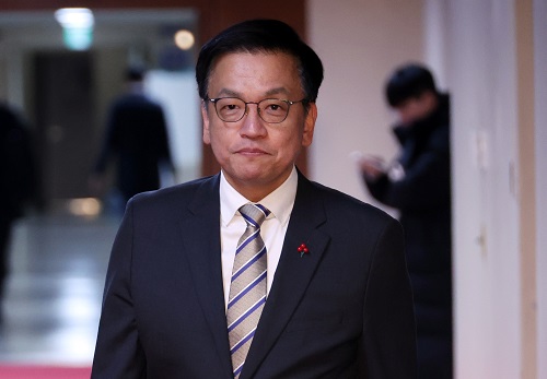 ▲ 최상목 대통령 권한대행 부총리 겸 기획재정부 장관이 지난달 31일 서울 세종로 정부서울청사에서 열린 국무회의에 입장하고 있는 모습. <사진제공=뉴시스>