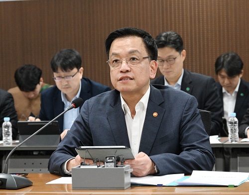 ▲ 최상목 대통령 권한대행이 28일 서울 중구 한국프레스센터 신용회복위원회 대회의실에서 열린 민생경제점검회의에서 발언하고 있는 모습. <사진제공=뉴시스>