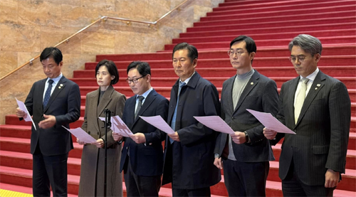 ▲ 국회 법제사법위원회 소속 더불어민주당과 조국혁신당 의원들이 7일 밤 국회 로텐더홀에서 기자회견을 열고 있다. 왼쪽부터 민주당 박균택, 혁신당 박은정, 민주당 박범계, 정청래 법사위원장, 민주당 장경태, 김기표 의원. <사진출처=박은정 조국혁신당 의원>