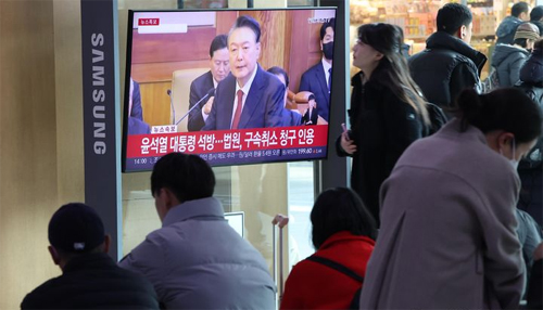 ▲ 법원이 내란 우두머리(수괴) 혐의로 구속 기소된 윤석열 대통령의 구속 취소 청구를 인용한 7일 오후 서울 중구 서울역 대합실에서 이용객들이 관련 뉴스를 시청하고 있다. <사진제공=뉴시스>