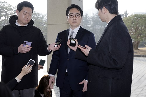 ▲ 심우정 검찰총장이 10일 서울 서초구 대검찰청으로 출근하며 취재진 질문에 답변하고 있다. <사진제공=뉴시스>