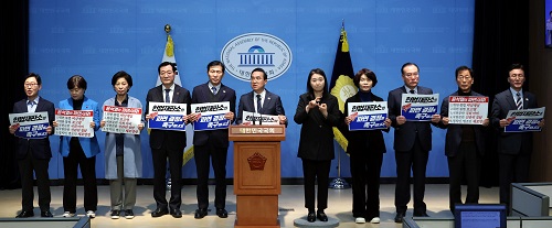 ▲ 박홍근 더불어민주당 의원이 11일 오전 서울 여의도 국회에서 열린 '헌법재판소의 신속한 윤석열 대통령 파면 결정' 촉구 민주당 4선 의원 긴급 기자회견에서 발언을 하고 있다. <사진제공=뉴시스>