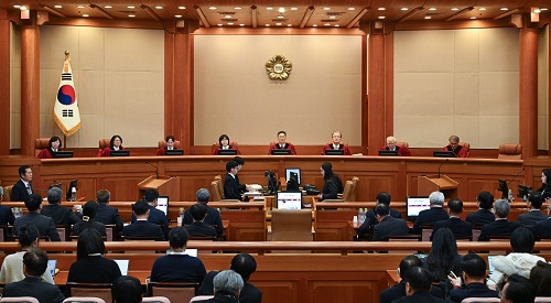 ▲ 문형배 헌법재판소장 권한대행과 헌법재판관 등이 지난달 25일 오후 서울시 종로구 재동 헌법재판소 대심판정에서 열린 대통령 탄핵 심판 마지막 변론기일에 참석해 있는 모습. <사진제공=뉴시스>