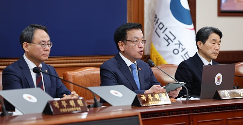 ▲ 최상목 대통령 권한대행 부총리 겸 기획재정부 장관이 14일 정부서울청사에서 열린 임시 국무회의에서 발언하고 있는 모습. <사진제공=뉴시스>