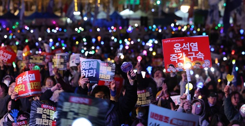 ▲ 윤석열즉각퇴진·사회대개혁비상행동과 야5당 등 집회 참석자들이 14일 서울 종로구 광화문 일대에서 윤석열 대통령 탄핵을 촉구하는 집회를 하고 있는 모습. <사진제공=뉴시스>