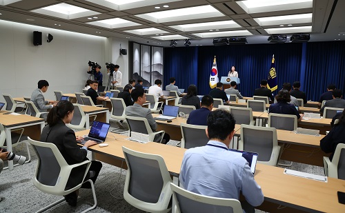 ▲ 강유정 대변인이 지난 8일 서울 용산 대통령실에서 브리핑룸 정비 관련 브리핑을 하고 있는 모습. <사진제공=뉴시스>