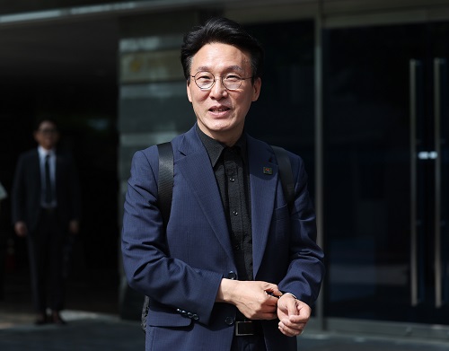 ▲ 김민석 국무총리 후보자가 지난 9일 오전 서울 종로구 금융감독원 연수원에 마련된 인사청문회 준비사물실로 출근하며 취재진의 질문에 답하고 있는 모습. <사진제공=뉴시스>