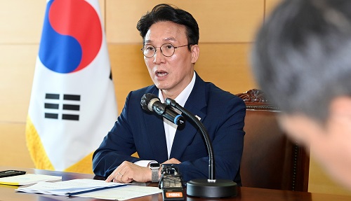 ▲ 김민석 국무총리 후보자가 17일 오전 서울 종로구 금융감독원 연수원에 마련된 인사청문회 준비단 사무실에서 열린 사회분야 부처 업무보고에서 발언을 하고 있는 모습. <사진제공=뉴시스>