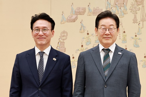 ▲ 이재명 대통령이 지난 4일 서울 용산 대통령실 청사에서 열린 임명장 수여식에서 김민석 신임 국무총리에게 임명장을 수여한 뒤 기념촬영 하고 있는 모습. <사진제공=뉴시스>