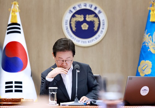 ▲ 자료를 살펴보고 있는 이재명 대통령의 모습. <사진제공=뉴시스>