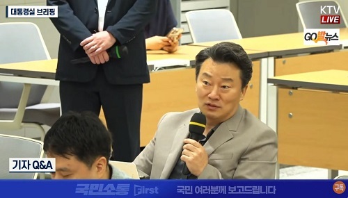 ▲ 지난달 31일 용산 대통령실에서 열린 대미 관세 협상 관련 긴급 브리핑에서 이상호 고발뉴스 대표기자가 김용범 대통령실 정책실장에게 관련 질의를 하고 있는 모습.<이미지 출처=KTV 생중계 영상 캡처>