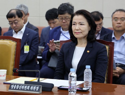 이진숙 방송통신위원장이 지난 11일 오후 서울 여의도 국회에서 과학기술정보방송통신위원회 전체회의에 참석해 있는 모습.