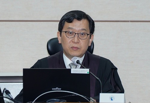 지난달 30일 한덕수 전 국무총리의 '내란 우두머리 방조 혐의' 첫 공판이 열린 서울 서초구 서울중앙지법에서 이진관 부장판사가 발언하고 있는 모습. <사진제공=뉴시스>