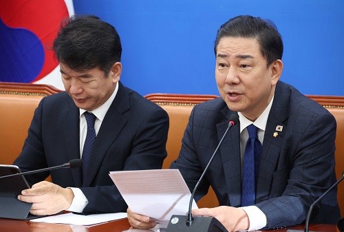 김병기 더불어민주당 원내대표가 25일 오전 서울 여의도 국회에서 열린 원내대책회의에서 발언을 하고 있는 모습. <사진제공=뉴시스>