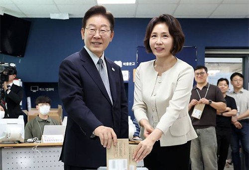 이대통령 “투표, 민주주의 생명줄”..장동혁 “투표 독려까지 갈라치기”