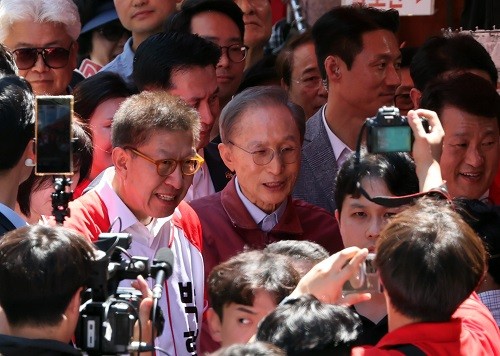 홍준표 “전직 대통령답지 않아”…MB·朴 행보 직격
