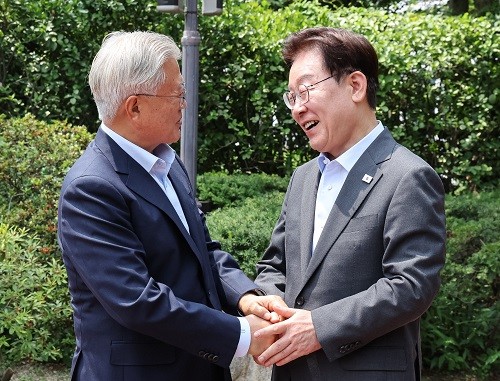이재명 대통령이 1일 청와대에서 문재인 전 대통령과 오찬 회동을 하기 전 인사를 하고 있는 모습. <사진제공=뉴시스>