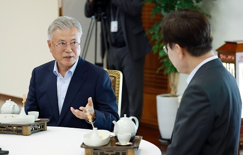 문재인 전 대통령이 1일 청와대 상춘재에서 이재명 대통령과 오찬에 앞서 차담을 하고 있는 모습. <사진제공=뉴시스>