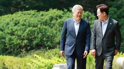 이재명 대통령과 문재인 전 대통령이 1일 청와대에서 오찬을 하기 위해 상춘재로 이동하며 대화하고 있다. <사진제공=뉴시스>